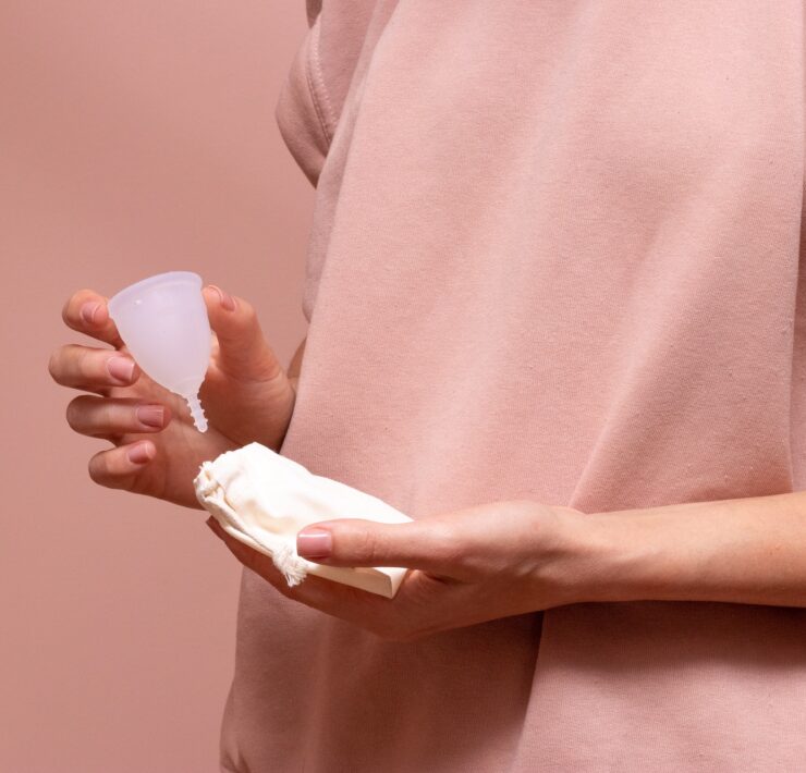 Kubeczek menstruacyjny - zalety, wady i wskazówki dotyczące użytkowania