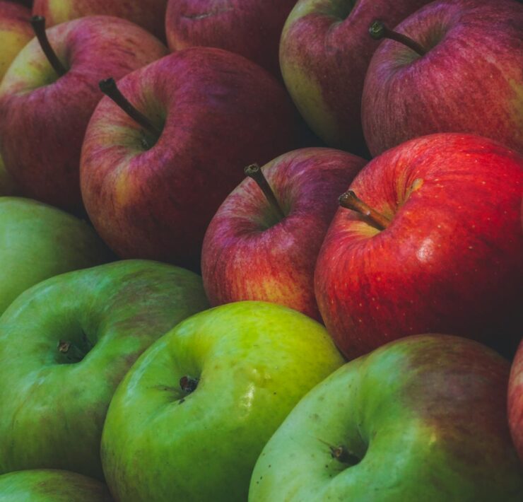 Jabłka prosto z hurtowni – jakie odmiany warto wybierać w zależności od sezonu?