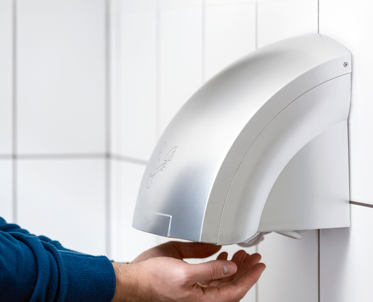Czy suszarki do rąk są bardziej eko niż ręczniki papierowe?