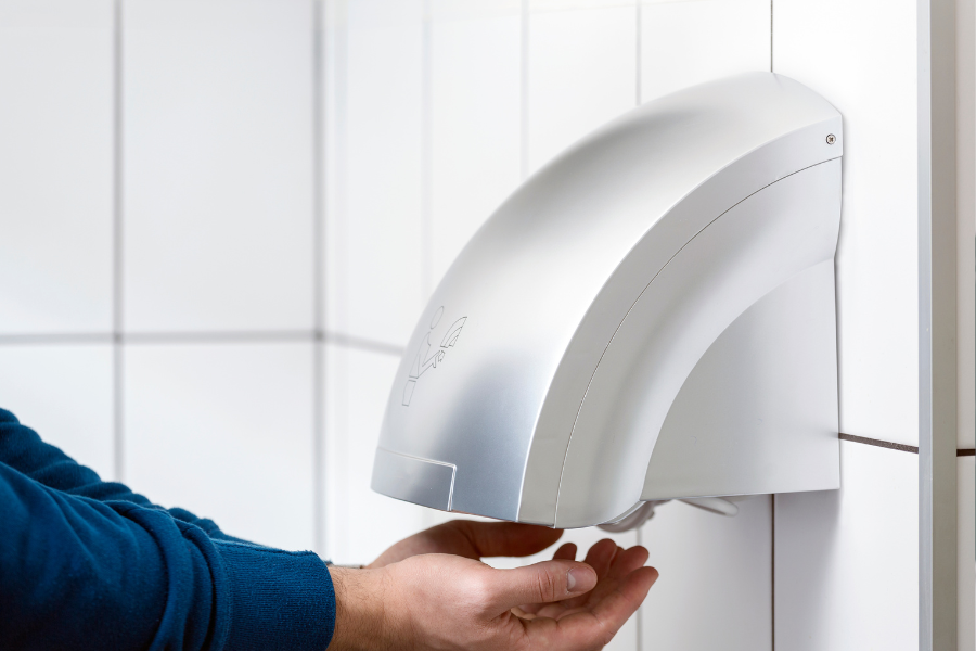 Czy suszarki do rąk są bardziej eko niż ręczniki papierowe?