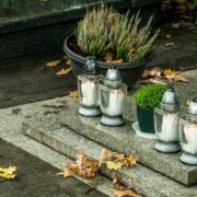 Znicze na Wszystkich Świętych – jak zadbać o groby bliskich, nie zostawiając góry odpadów